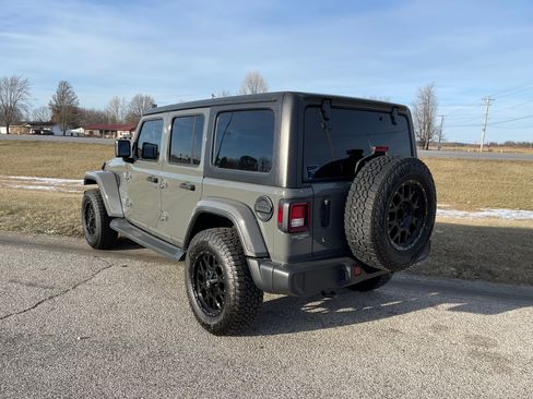 Used 2018 Jeep Wrangler Sahara image 3