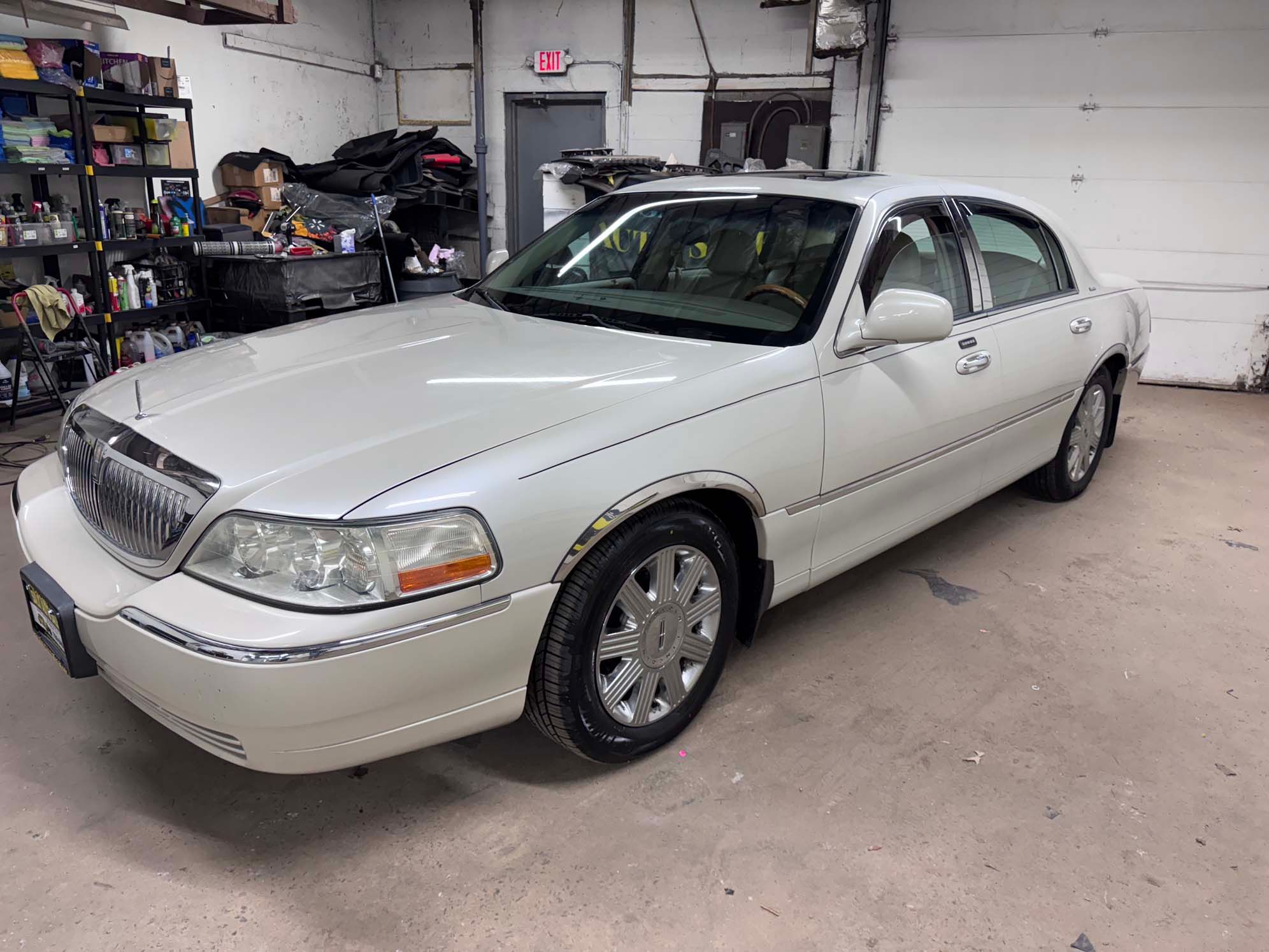 Used 2004 Lincoln Town Car Ultimate RWD image 23