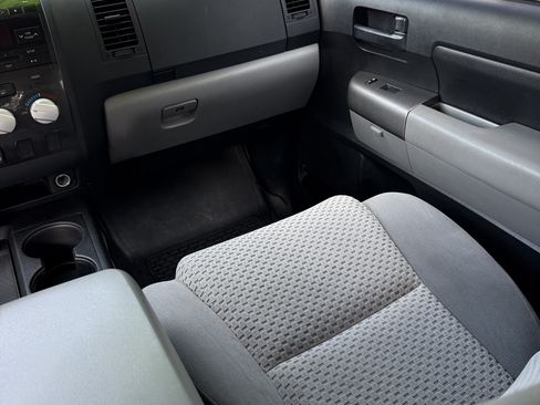 Used 2010 Toyota Tundra 4x4 CrewMax image 9
