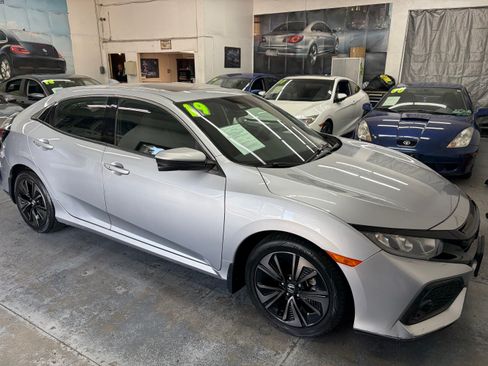 Used 2019 Honda Civic EX Hatchback image 9