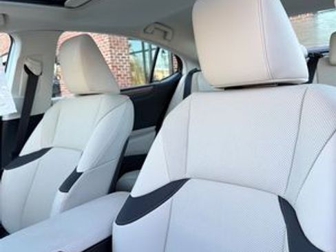 Used 2024 Lexus ES 350 Premium image 10