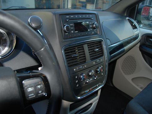 Used 2016 Dodge Grand Caravan image 11