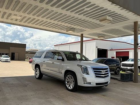 Used 2018 Cadillac Escalade ESV 4WD Premium 6.2L 8-Cyl SUV image 3