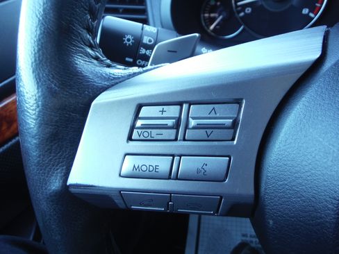 Used 2011 Subaru Outback 2.5i Limited image 16