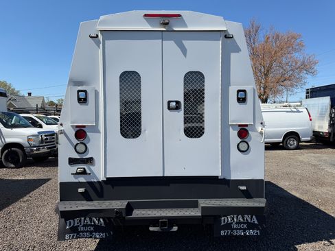 Used 2017 Ford F550 image 4