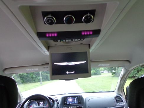 Used 2014 Chrysler Town & Country w/ 25th Anniversary Edition FWD image 17