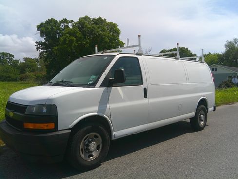Used 2018 Chevrolet Express 3500 Extended RWD image 1
