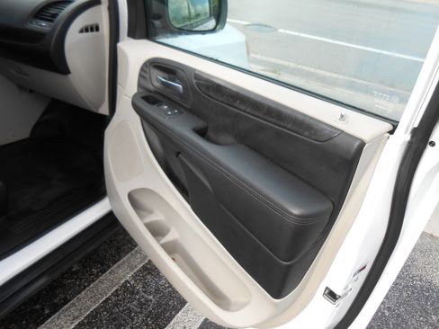 Used 2014 RAM C/V Tradesman image 9