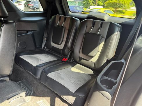 Used 2017 Ford Explorer FWD XLT image 13