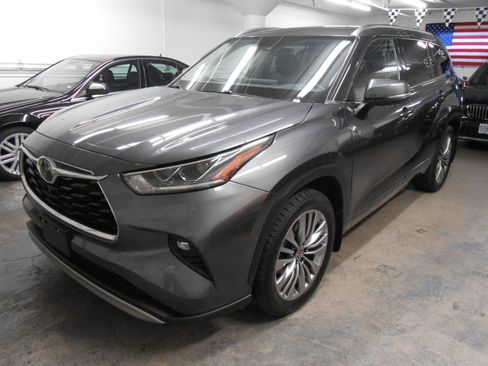 Used 2021 Toyota Highlander AWD Platinum V6 image 2