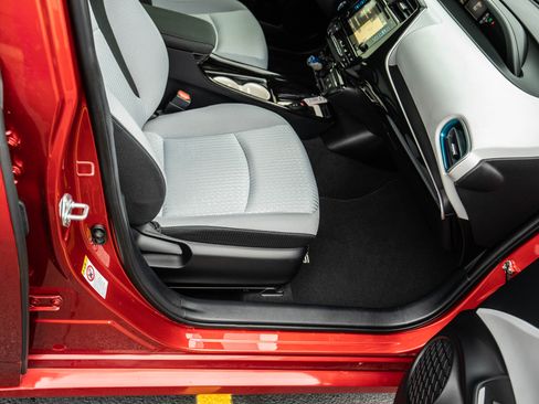 Used 2016 Toyota Prius image 20