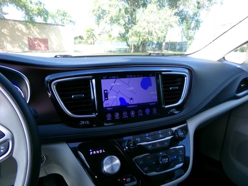 Used 2017 Chrysler Pacifica Limited FWD image 13