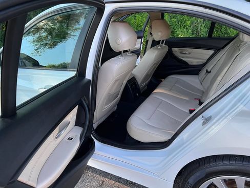Used 2017 BMW 320i xDrive image 10