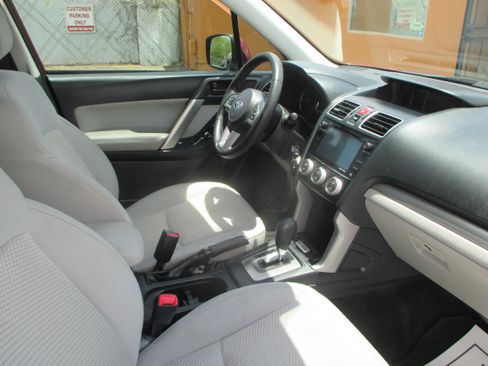 Used 2017 Subaru Forester 2.5i Premium AWD/4WD image 5