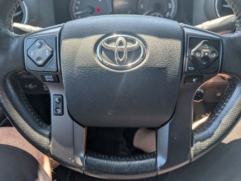 Used 2017 Toyota Tacoma TRD Off-Road image 12