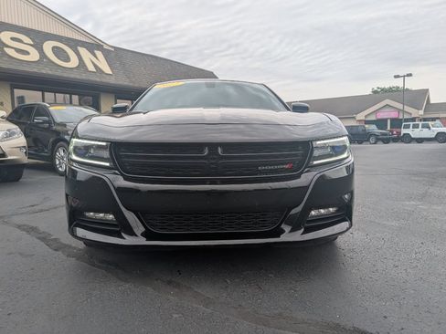 Used 2017 Dodge Charger SXT AWD image 3
