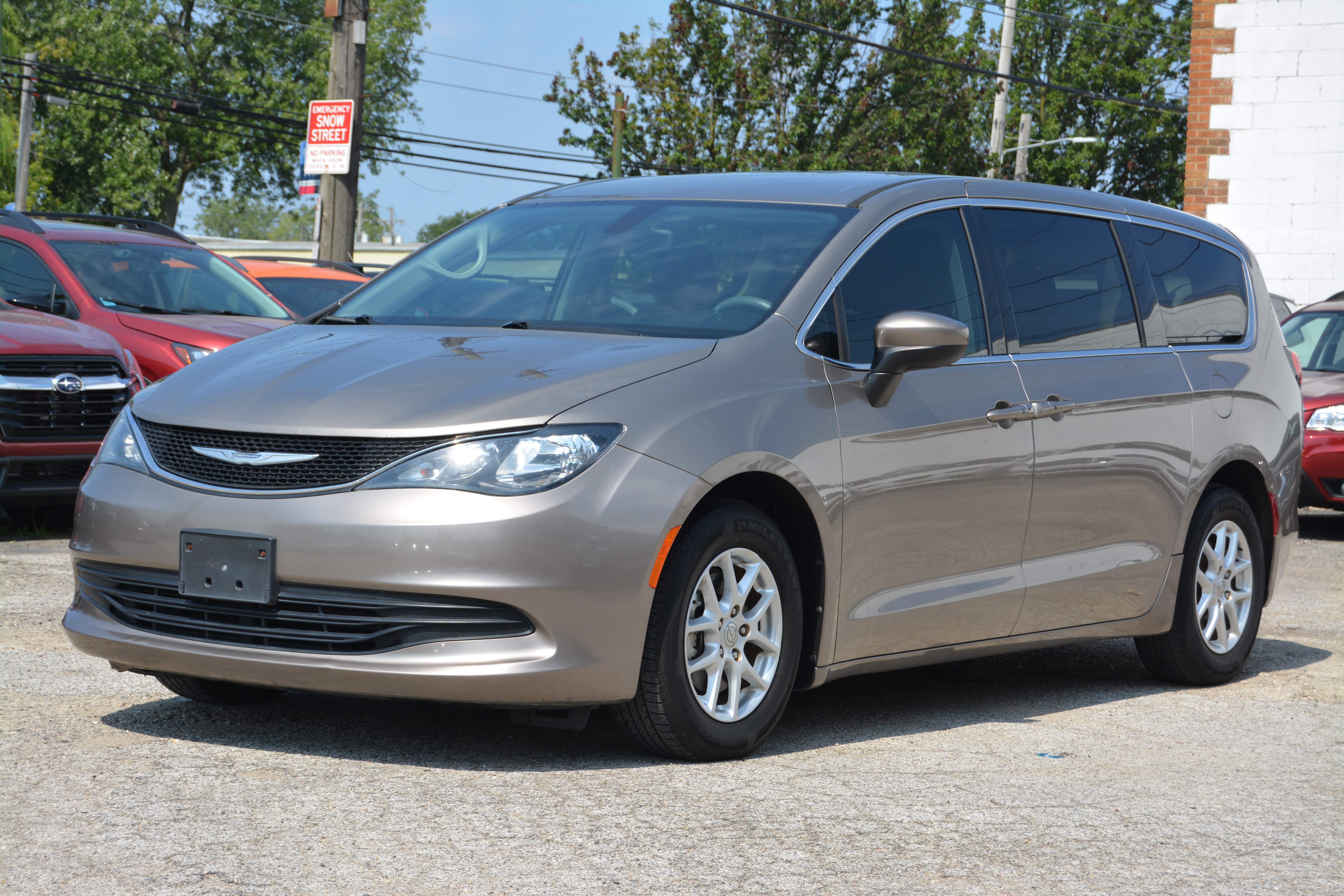Used 2017 Chrysler Pacifica Touring FWD image 3