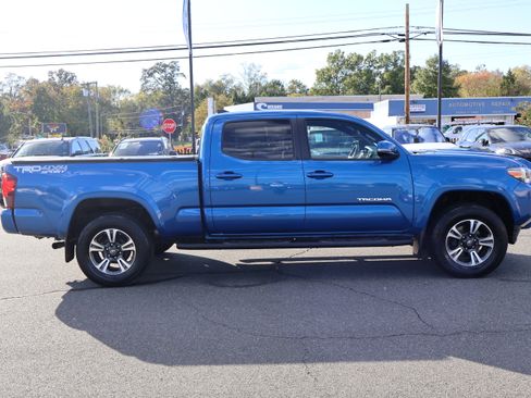 Used 2018 Toyota Tacoma TRD Sport image 9