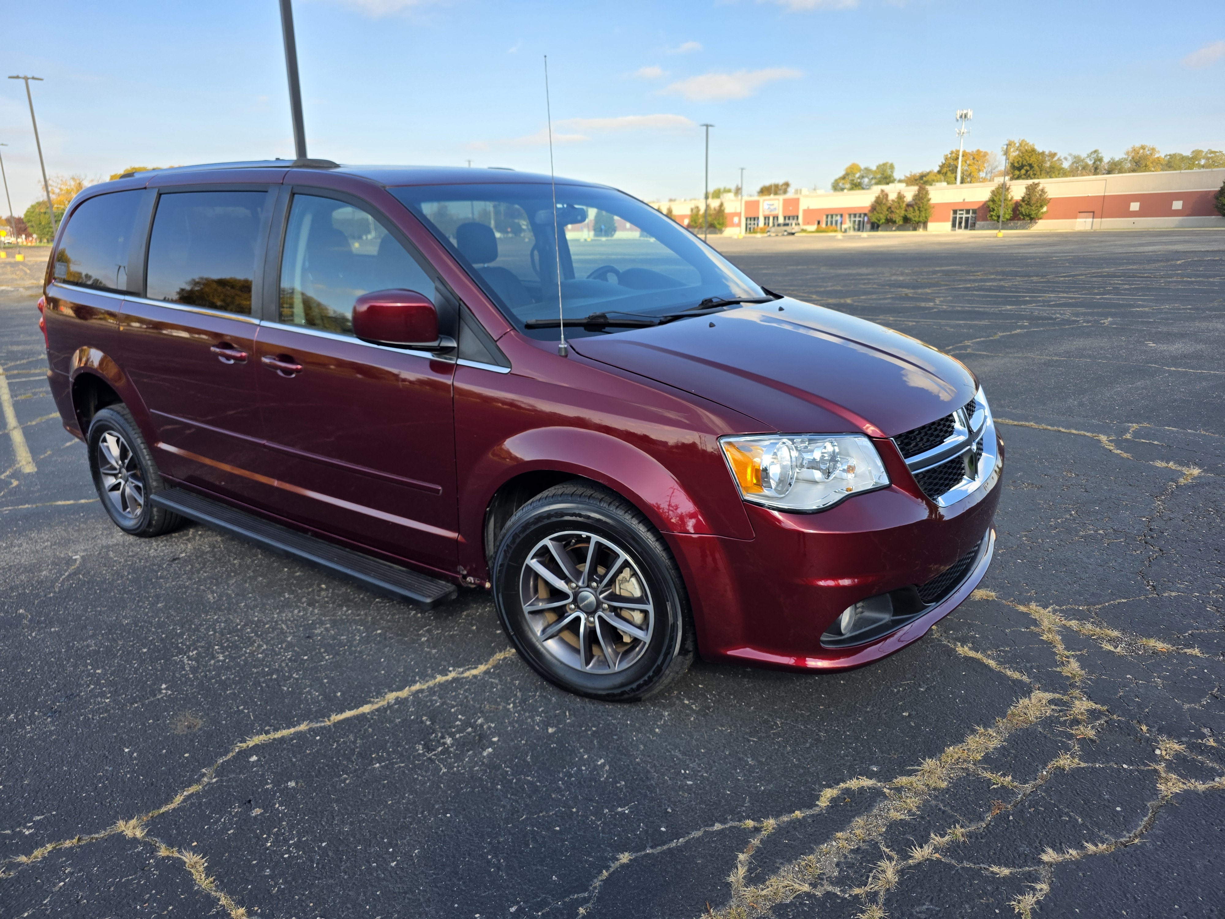 Used 2017 Dodge Grand Caravan SXT FWD image 3