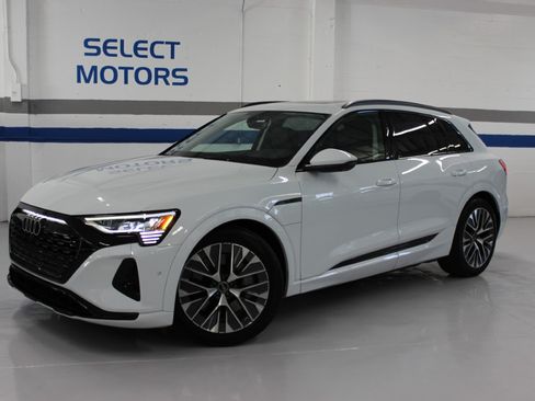 Used 2024 Audi Q8 e-tron Prestige AWD/4WD image 3
