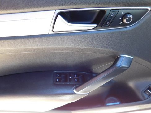 Used 2017 Volkswagen Passat 1.8T S image 12