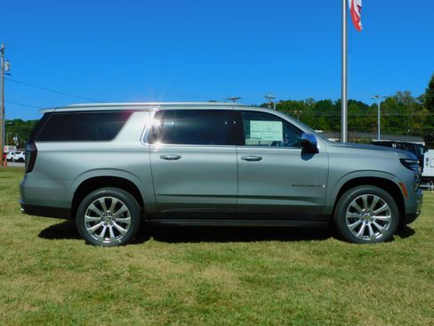 New 2026 Chevrolet Suburban Premier image 10