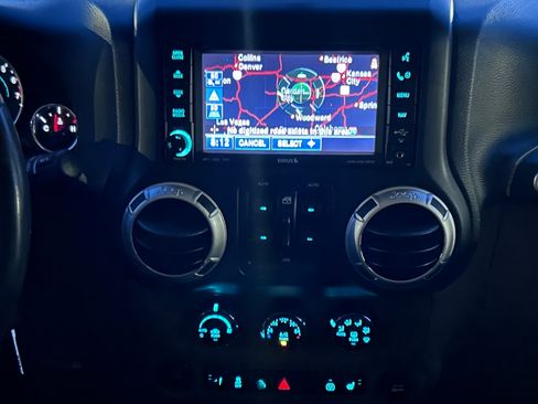 Used 2013 Jeep Wrangler Unlimited Sahara image 15