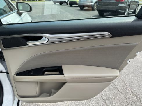 Used 2020 Ford Fusion SE FWD image 16