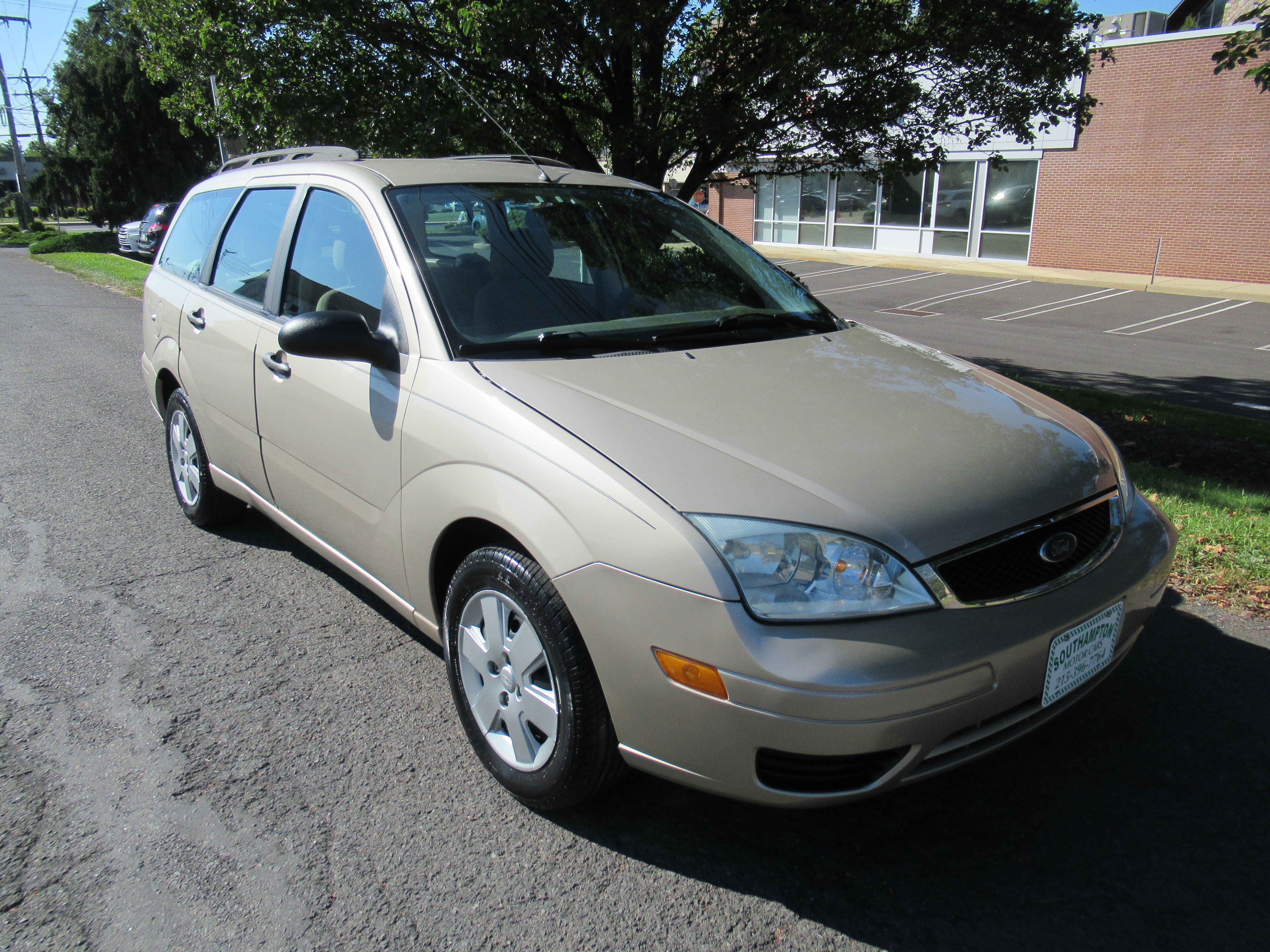 Used 2007 Ford Focus ZXW Wagon FWD image 2