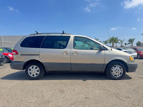 Used 2001 Toyota Sienna LE FWD image 10
