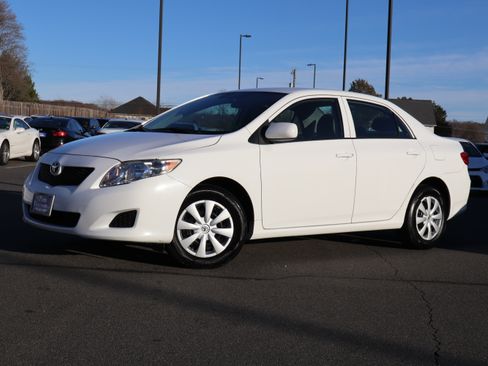 Used 2010 Toyota Corolla LE image 2
