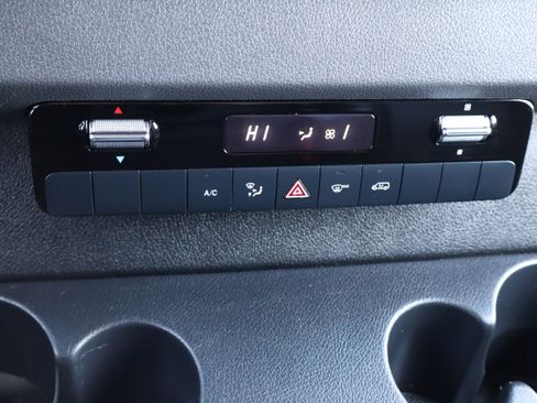 Used 2022 Mercedes-Benz Sprinter 2500 image 19