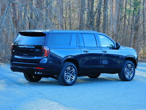 Used 2025 Chevrolet Suburban Z71 image 7