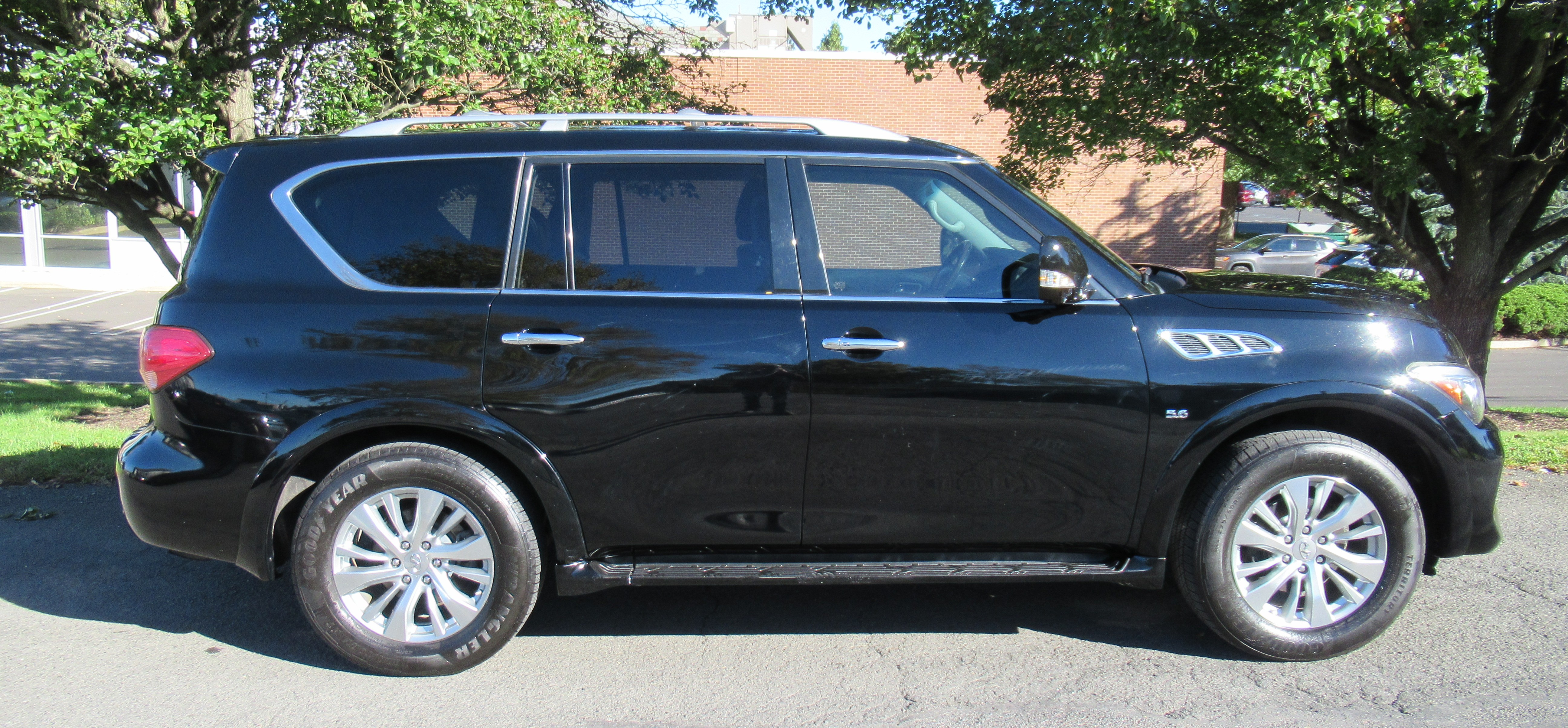 Used 2017 INFINITI QX80 4WD image 4
