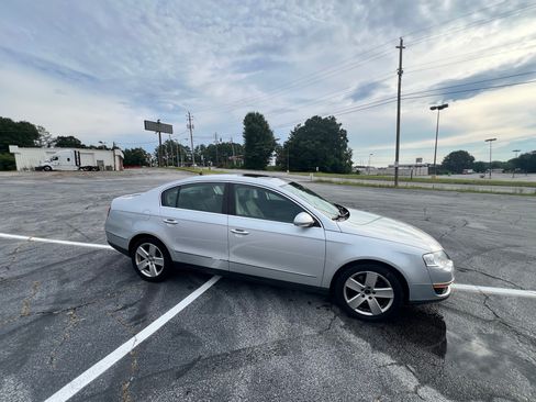 Used 2009 Volkswagen Passat 2.0T Komfort Sedan FWD image 8