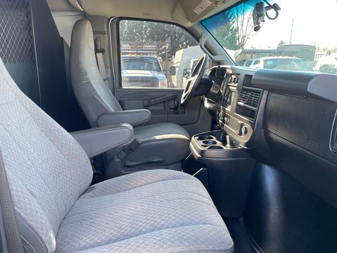 Used 2017 GMC Savana 3500 image 18