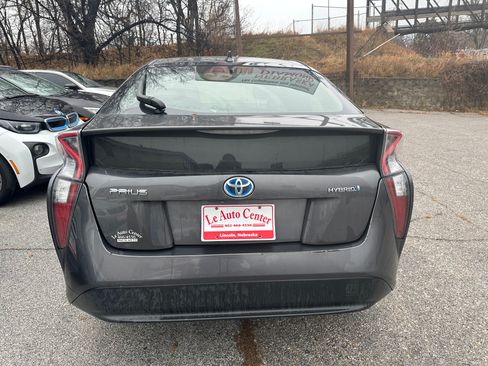 Used 2016 Toyota Prius Four image 2
