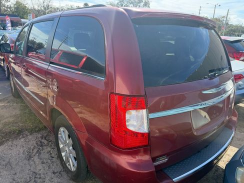 Used 2014 Chrysler Town & Country Touring image 4