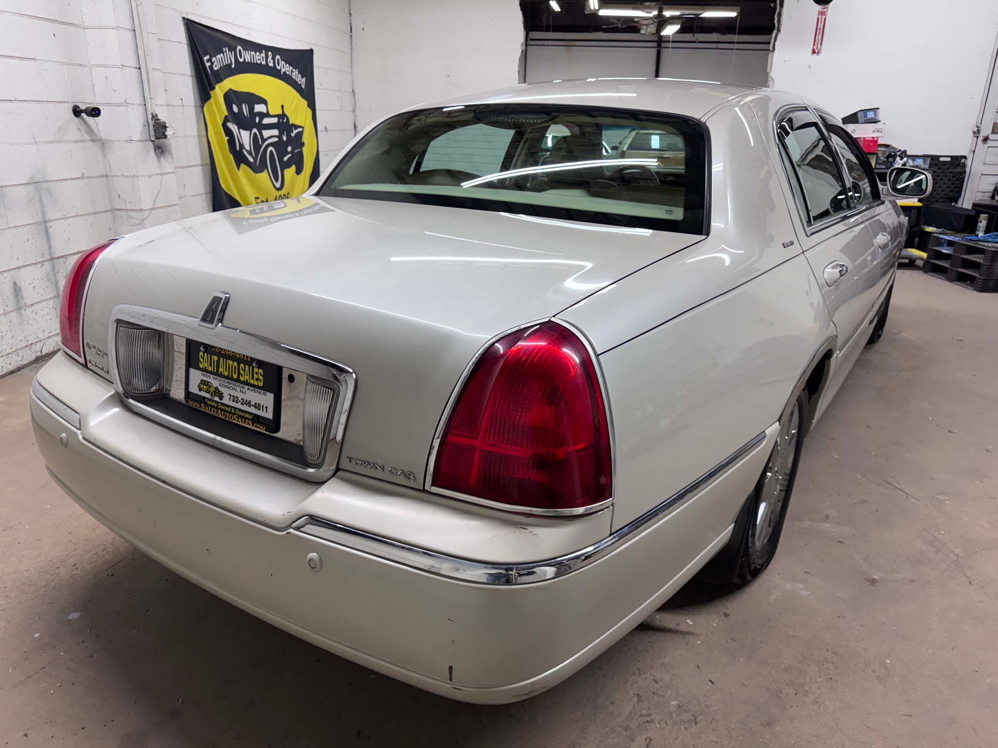 Used 2004 Lincoln Town Car Ultimate RWD image 31