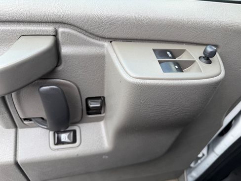 Used 2018 Chevrolet Express 2500 image 8