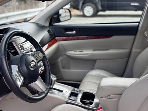 Used 2010 Subaru Legacy 2.5i Limited image 9