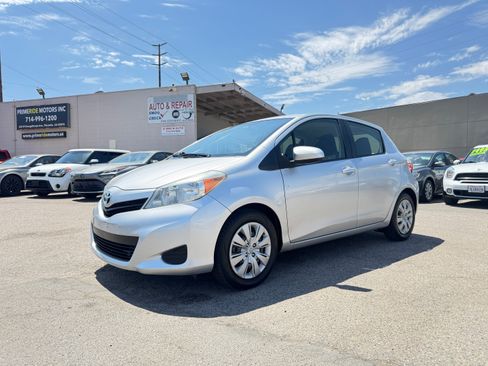 Used 2012 Toyota Yaris 4-Door Hatchback FWD image 3