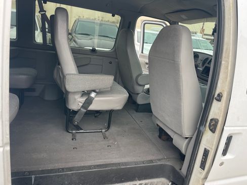 Used 2001 Ford E-350 and Econoline 350 Club Wagon image 16