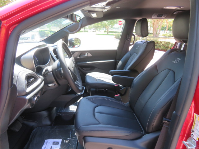 Used 2027 Chrysler Pacifica Select FWD image 25