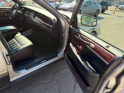Used 2005 Lincoln Town Car Signature image 15