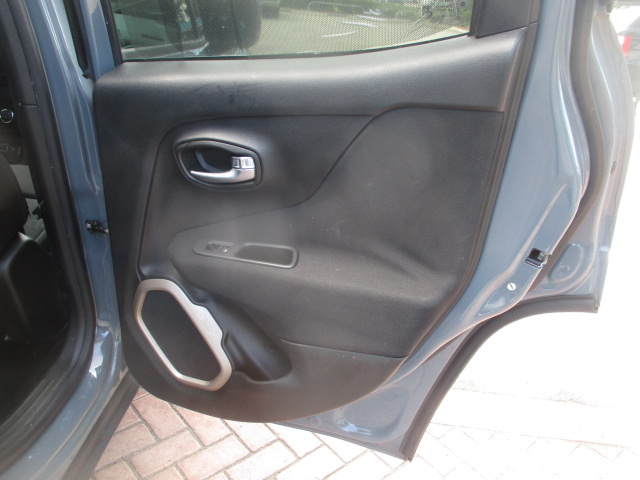 Used 2016 Jeep Renegade Latitude FWD image 18