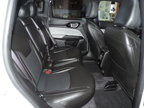 Used 2023 Jeep Compass 4WD Limited image 28