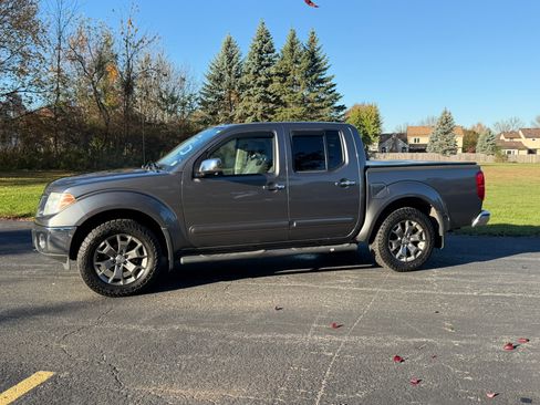 Used 2016 Nissan Frontier SV image 3