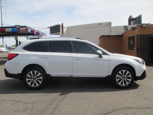 Used 2018 Subaru Outback 3.6R Touring image 2