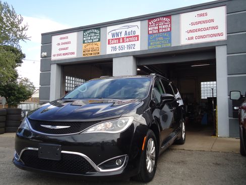 Used 2018 Chrysler Pacifica Touring-L FWD image 1